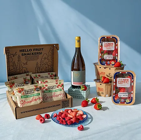Win rosé wine, fresh strawberries & freeze-dried berries
